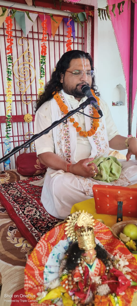 आचार्य कृष्ण चैतन्य जी महाराज [श्रद्धालु मंडली] 